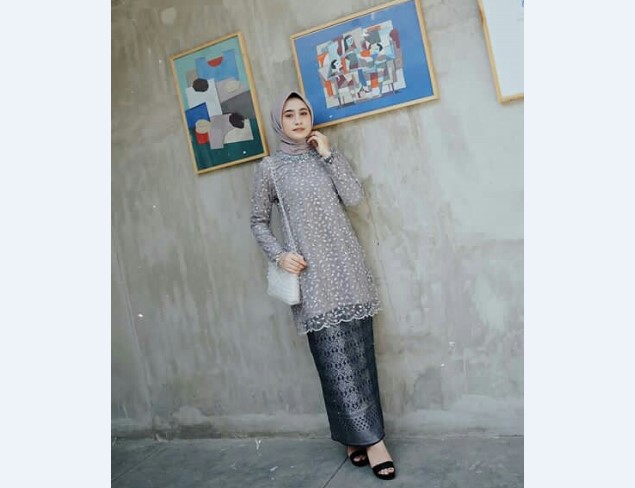 Model Kebaya Muslim Atasan Panjang Abu-abu