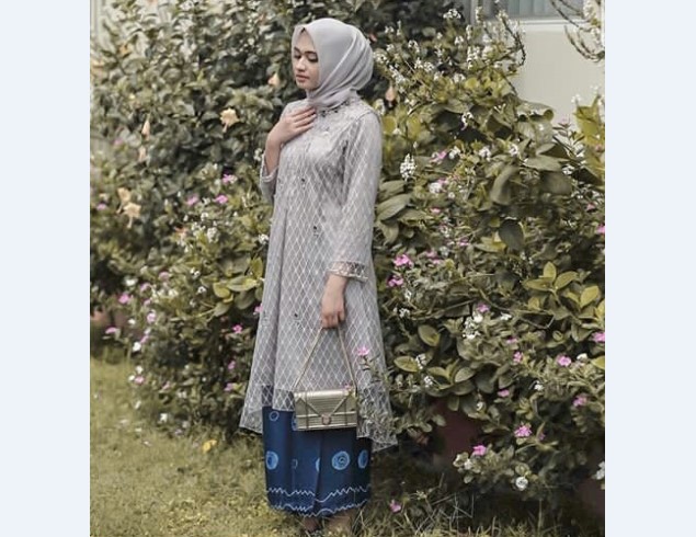 Model Kebaya Muslim Atasan Panjang Melebar Abu Tile Kotak