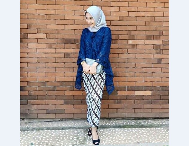 Model Kebaya Muslim Atasan Panjang Melebar Navy Putih