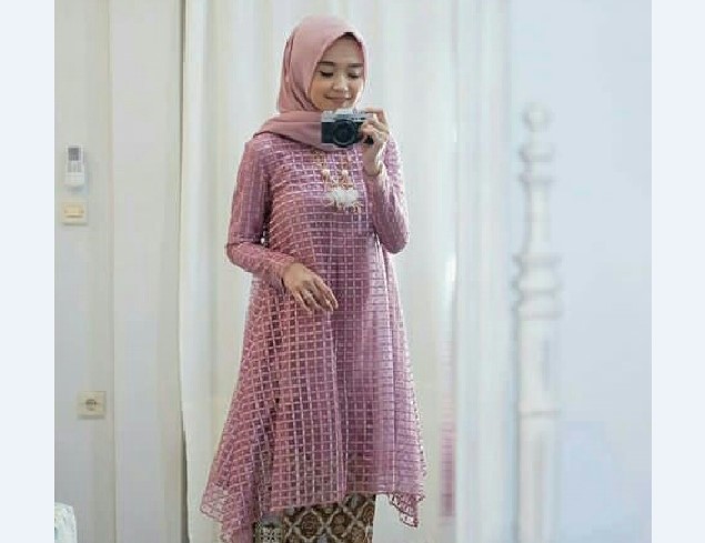 Model Kebaya Muslim Atasan Panjang Melebar Pink Tile Kotak