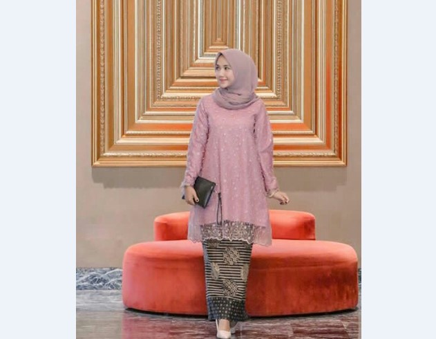 Model Kebaya Muslim Atasan Panjang Melebar Pink