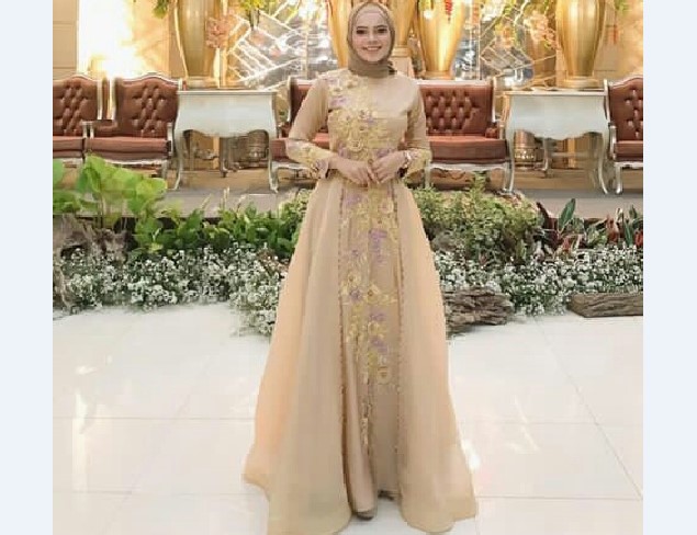 Model Kebaya Muslim Berekor Krem Muda