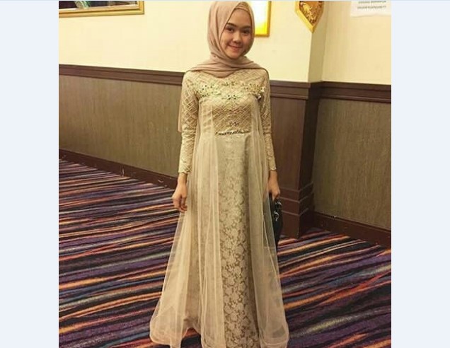 Model Kebaya Muslim Berekor Krem