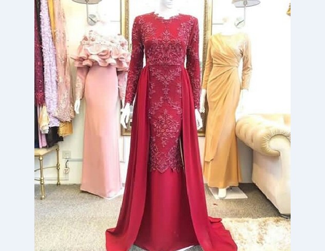 Model Kebaya Muslim Berekor Maroon