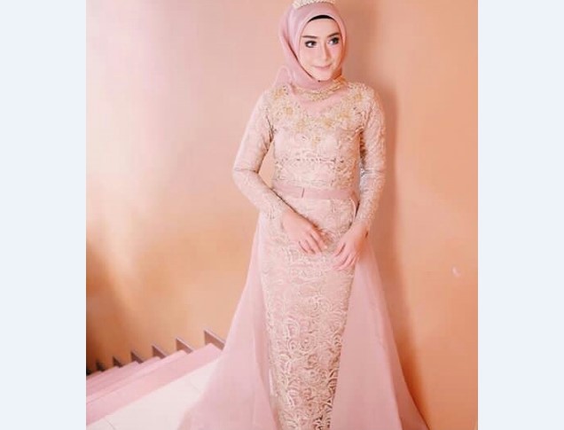 Model Kebaya Muslim Berekor Soft Peach