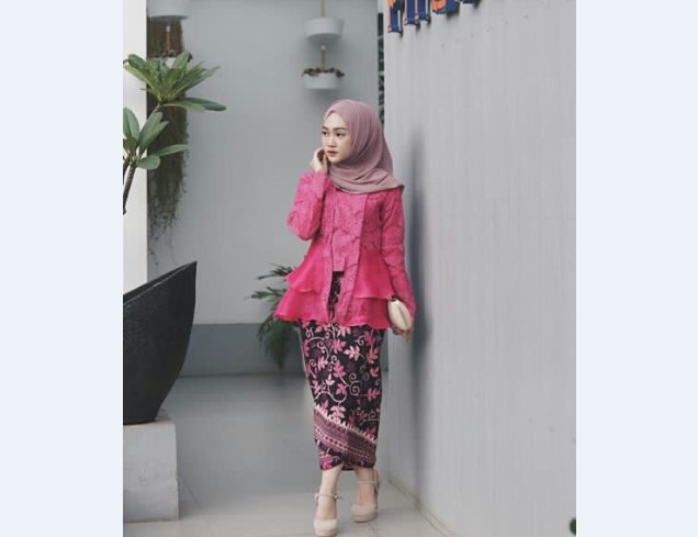 Model Kebaya Muslim Kutubaru Kombinasi Payung Fuschia