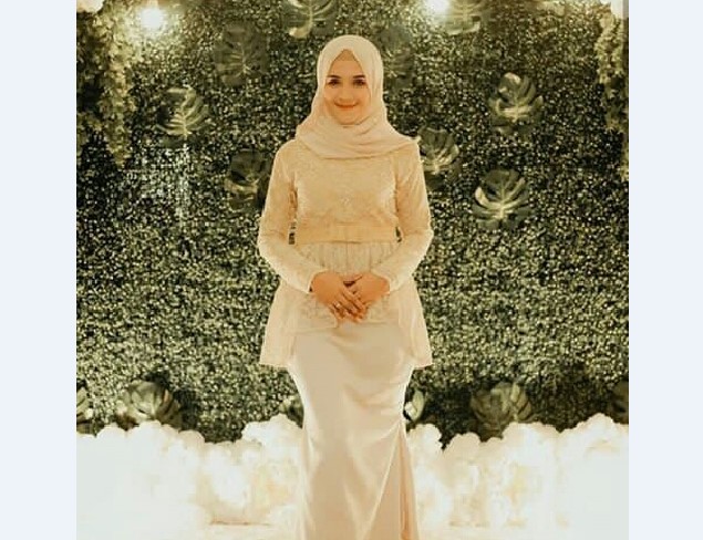 Model Kebaya Muslim Peplum Krem Muda