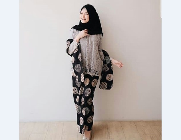 Model Kebaya Muslim Selendang Abu Hitam