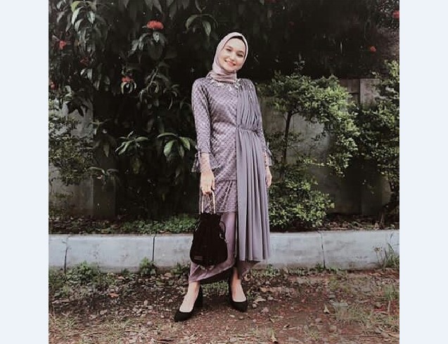Model Kebaya Muslim Selendang Bahu Abu Mengkilap
