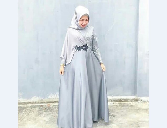 Model Kebaya Muslim Selendang Bahu Abu Muda Mengkilap