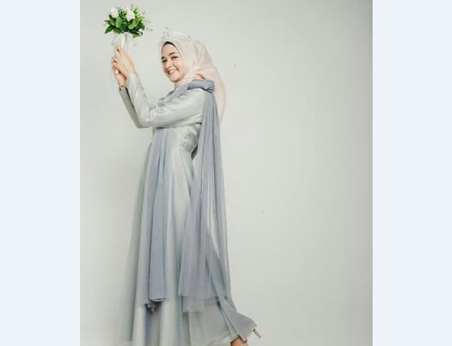 Model Kebaya Muslim Selendang Bahu Abu Muda
