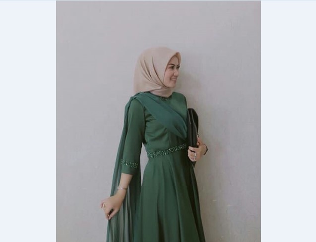 Model Kebaya Muslim Selendang Bahu Hijau Botol