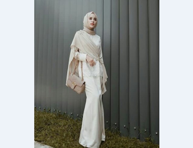 Model Kebaya Muslim Selendang Bahu Krem Muda