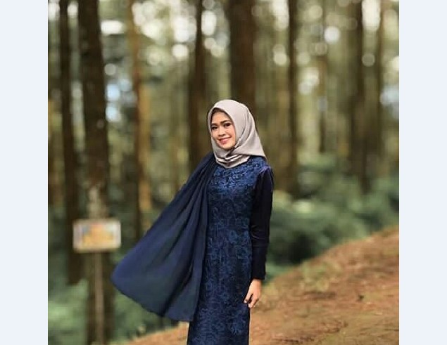 Model Kebaya Muslim Selendang Bahu Navy