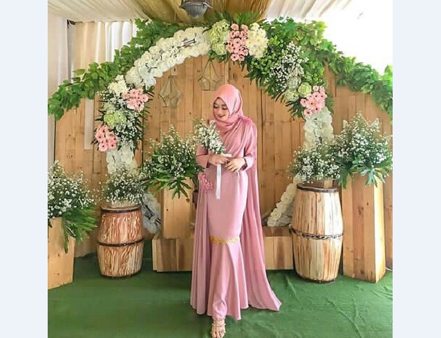 Model Kebaya Muslim Selendang Bahu Pink