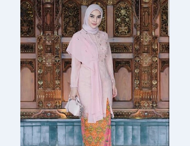 Model Kebaya Muslim Selendang Bahu Soft Peach