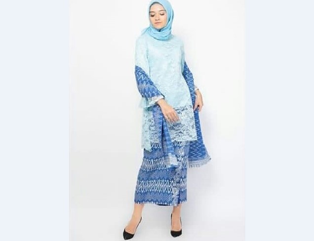 Model Kebaya Muslim Selendang Biru Muda Tua
