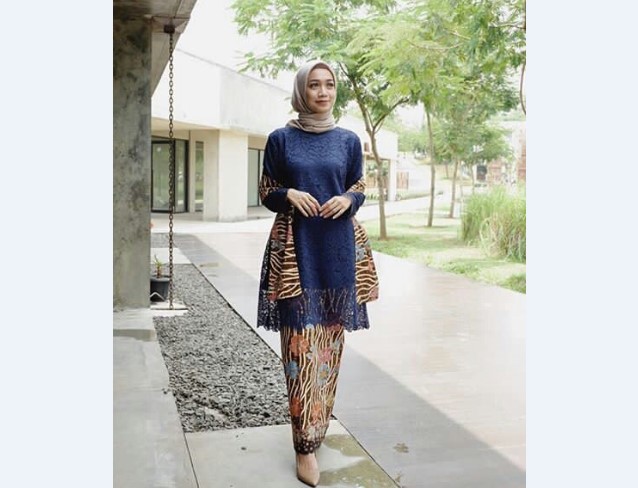 Model Kebaya Muslim Selendang Navy Coklat