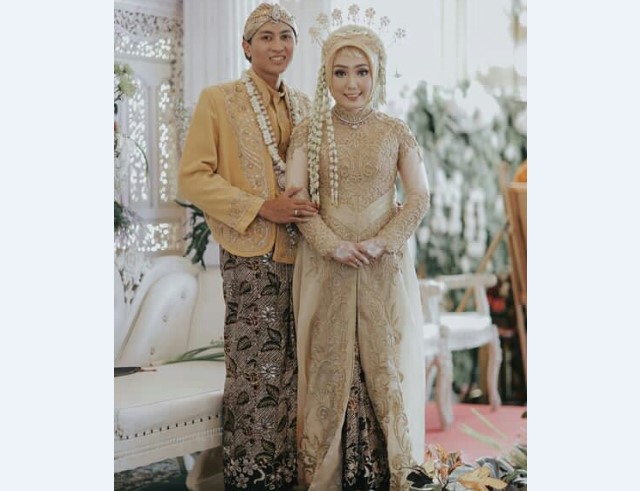 Model Kebaya Pengantin Ala Putri Solo Berhijab Krem