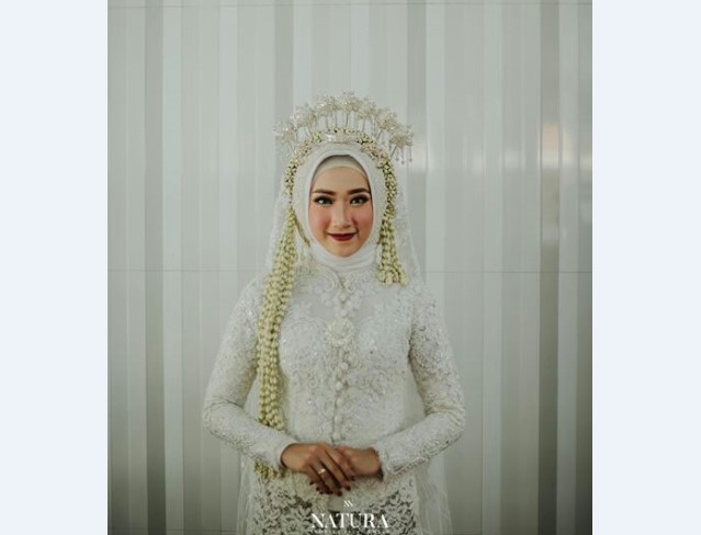 Model Kebaya Pengantin Ala Putri Solo Berhijab PutihModel Kebaya Pengantin Ala Putri Solo Berhijab Putih