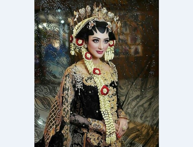 Model Kebaya Pengantin Ala Putri Solo Hitam Kuning Ala Superman