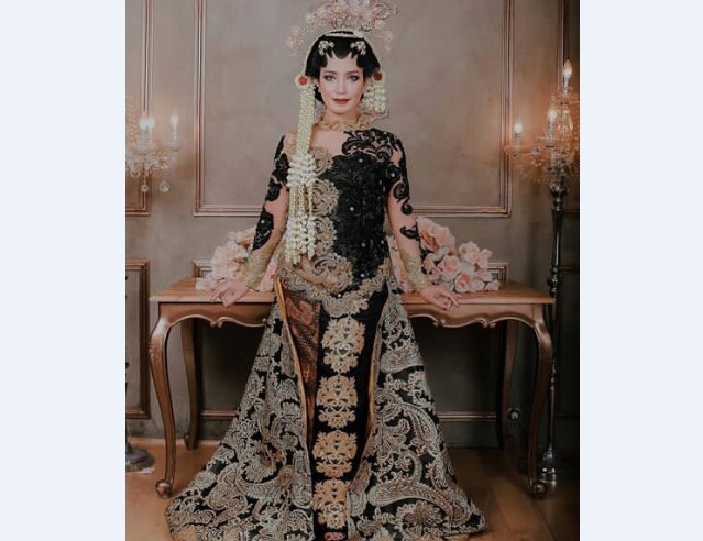 Model Kebaya Pengantin Ala Putri Solo Hitam Kuning