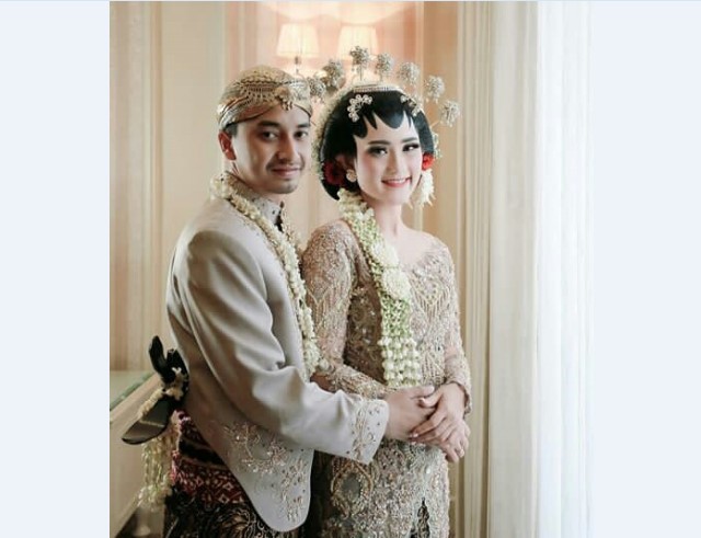 Model Kebaya Pengantin Ala Putri Solo Krem Muda Kerah U Neck