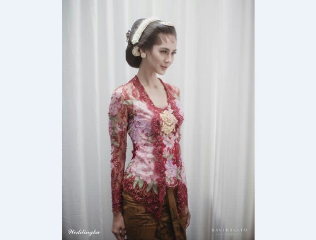 Model Kebaya Pengantin Ala Putri Solo Merah