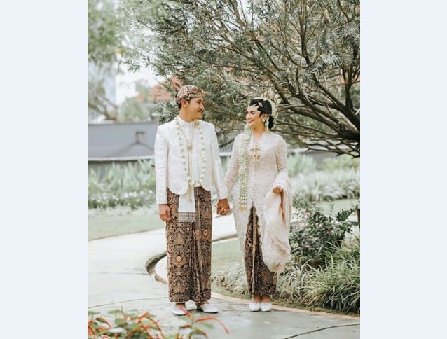 Model Kebaya Pengantin Ala Putri Solo Putih Berekor