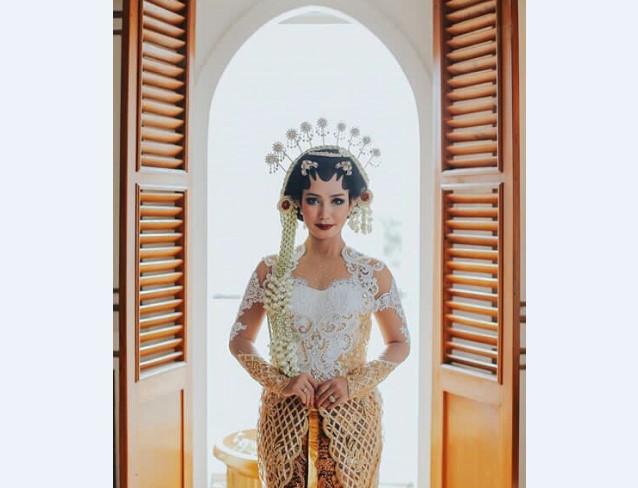 Model Kebaya Pengantin Ala Putri Solo Putih Kuning