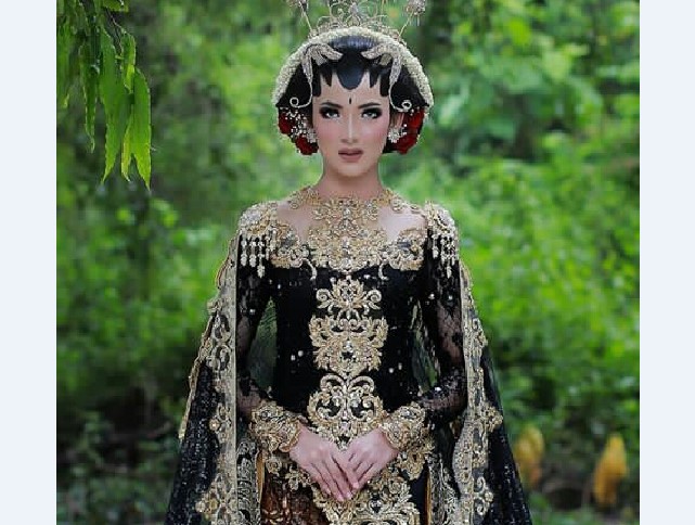 Model Kebaya Pengantin Ala Superman Adat Jawa
