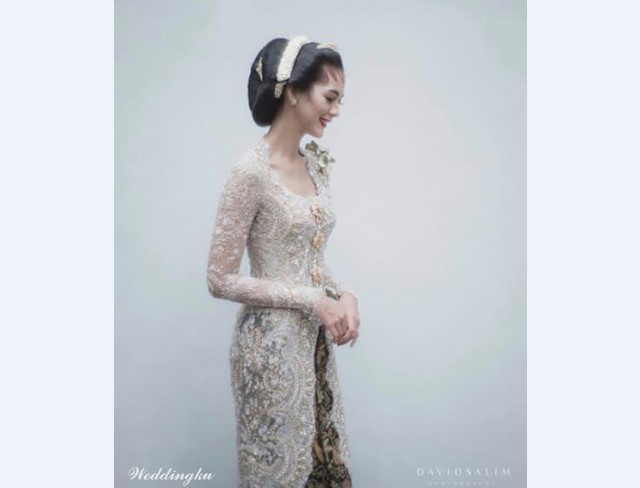 Model Kebaya Pengantin Belah Tengah Abu Asesoris Bunga