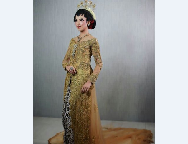 Model Kebaya Pengantin Belah Tengah Memanjang Kuning