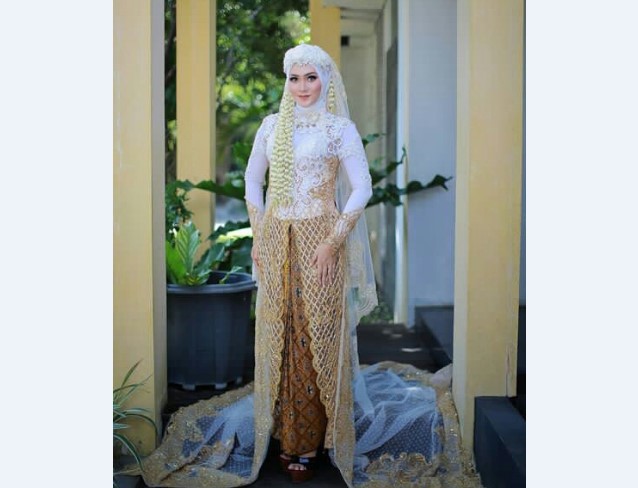 Model Kebaya Pengantin Belah Tengah Memanjang Putih Cokat Melati