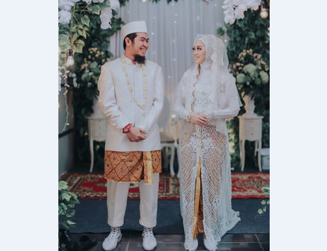 Model Kebaya Pengantin Belah Tengah Memanjang Putih Coklat