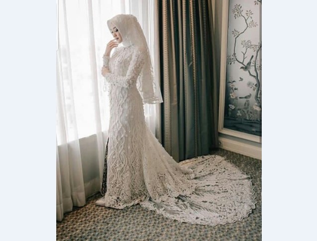Model Kebaya Pengantin Belah Tengah Memanjang Putih