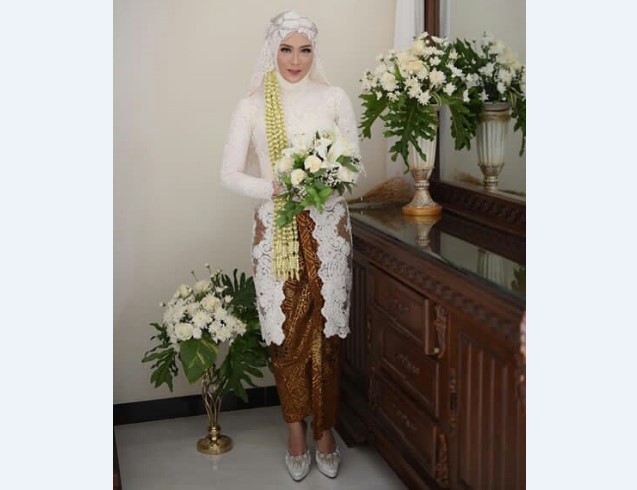 Model Kebaya Pengantin Belah Tengah Putih Coklat Lilit