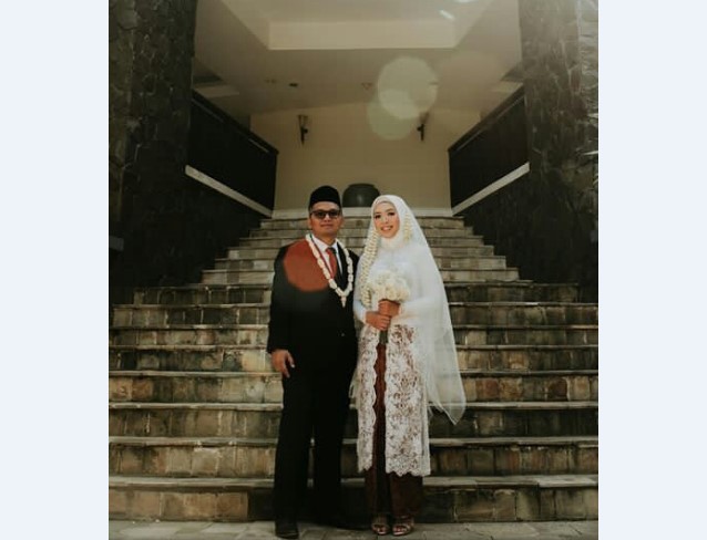 Model Kebaya Pengantin Belah Tengah Putih Coklat