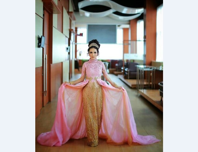 Model Kebaya Pengantin Berekor Baby Coklat