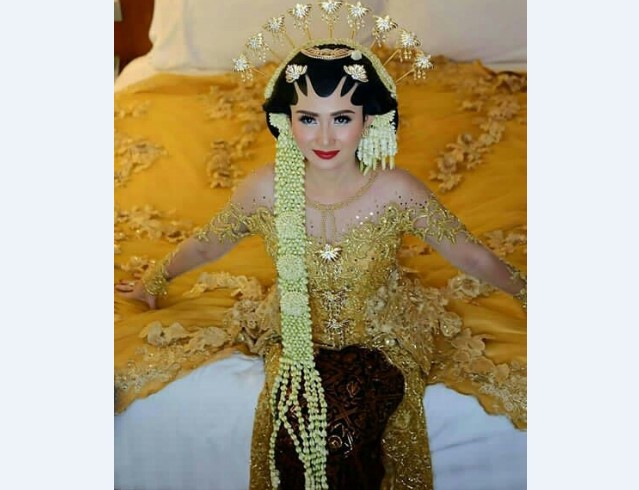 Model Kebaya Pengantin Berekor Kuning