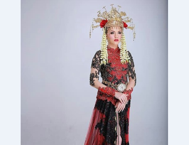 Model Kebaya Pengantin Berekor Merah Hitam