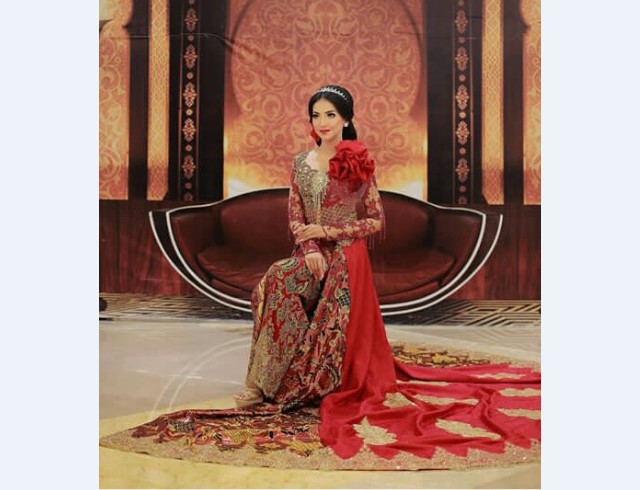 Model Kebaya Pengantin Berekor Merah Kuning Bunga diBahu