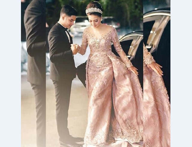 Model Kebaya Pengantin Berekor Pink U Neck