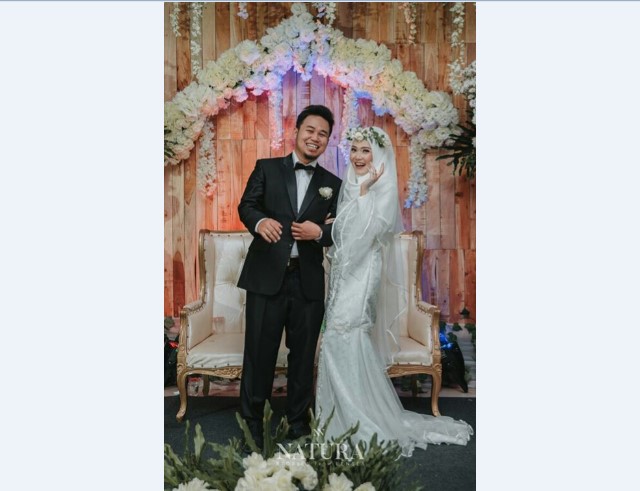 Model Kebaya Pengantin Gaun Putih Bando BungaModel Kebaya Pengantin Gaun Putih Bando Bunga