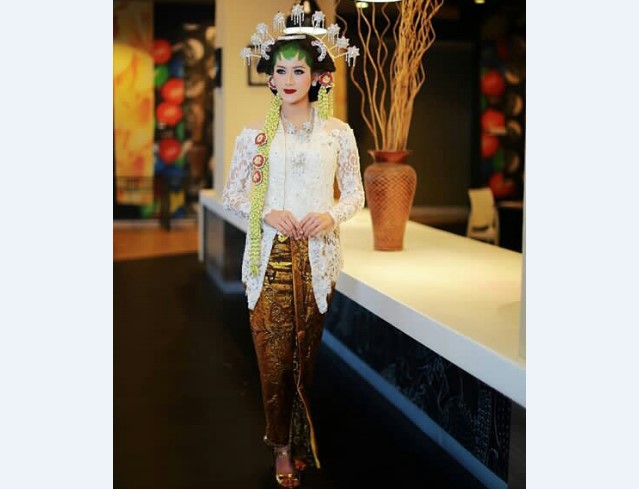 Model Kebaya Pengantin Kutubaru Putih Coklat Mahkota Putri Solo