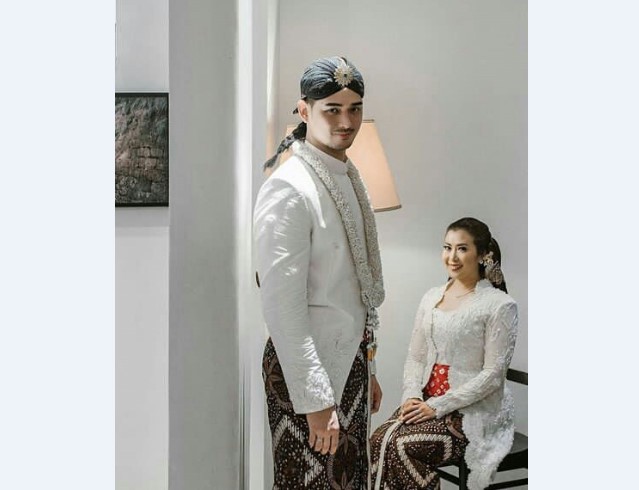 Model Kebaya Pengantin Kutubaru Putih Coklat Sanggul Sederhana