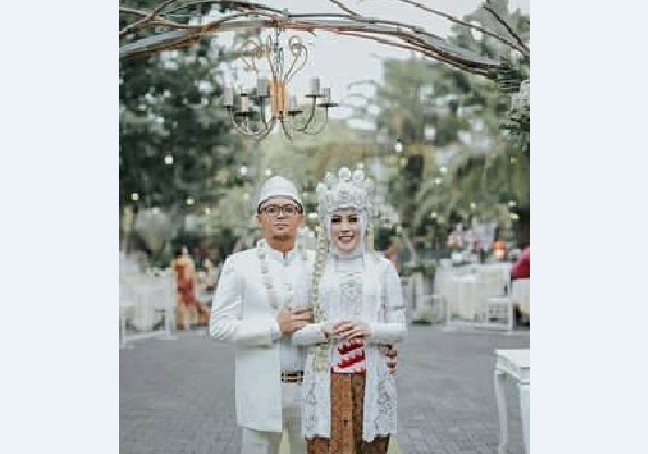 Model Kebaya Pengantin Kutubaru Sabuk Merah Putih