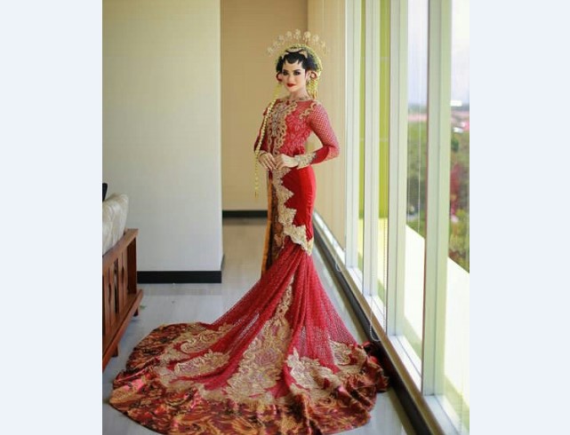 Model Kebaya Pengantin Lainnya Merah Belah Tengah Berekor