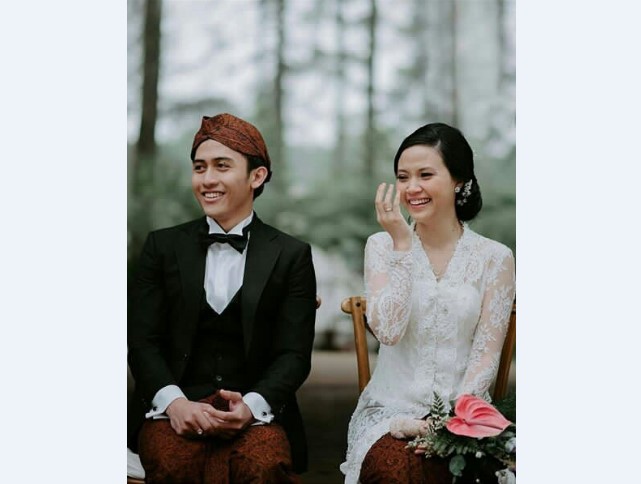 Model Kebaya Pengantin Lainnya Putih SederhanaModel Kebaya Pengantin Lainnya Putih Sederhana