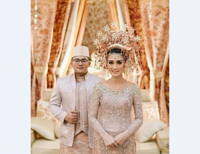 Model Kebaya Pengantin Perpaduan Adat Minang Kerah U Neck